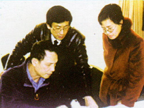 在座談會上華裔、南非客商通過攝像機(jī)交流